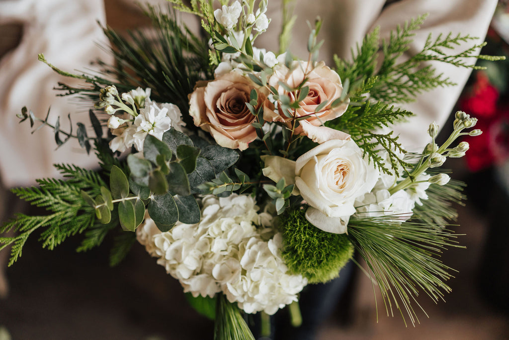 Bouquet Élégance Bohème Festif inspiré avec roses beiges, hydrangées blanches et verdure fraîche
