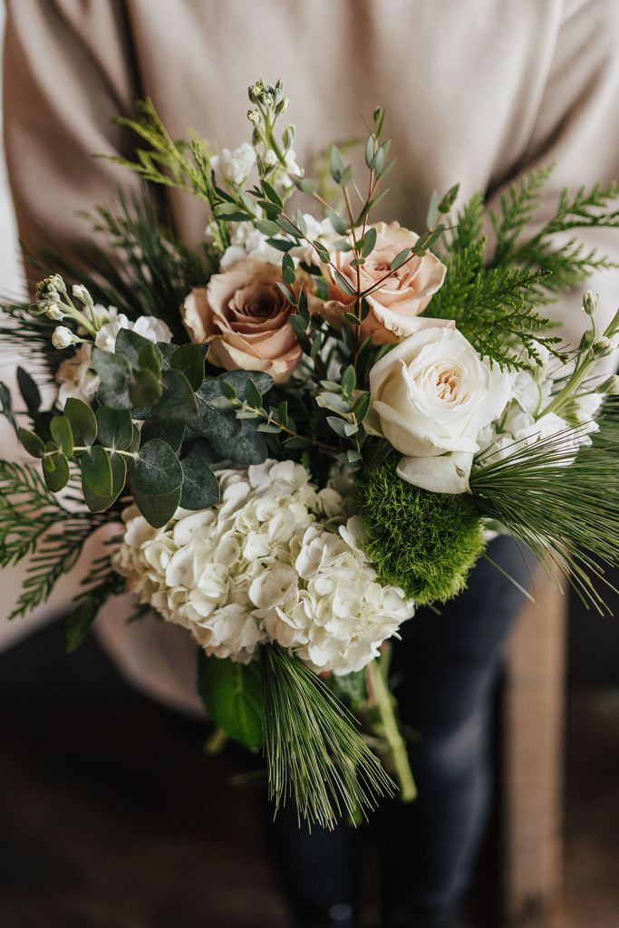 Bouquet Élégance Bohème Festif inspiré avec roses beiges, hydrangées blanches et verdure fraîche