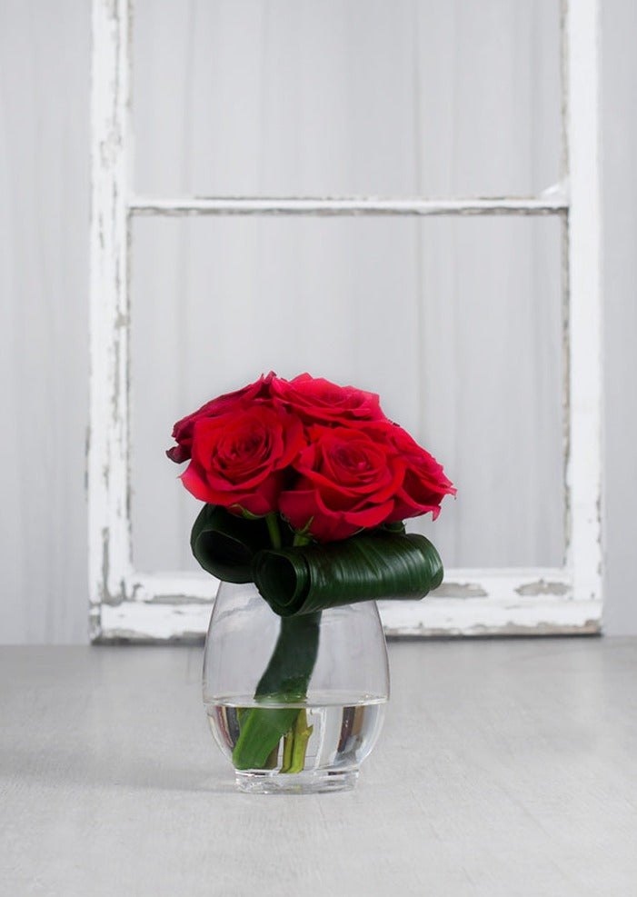 Bouquet "L'Amour à Six Temps" avec 6 roses rouges dans un vase transparent, composition élégante et raffinée.