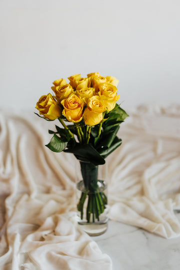 Bouquet de roses jaunes classiques avec feuillage offert avec ou sans vase