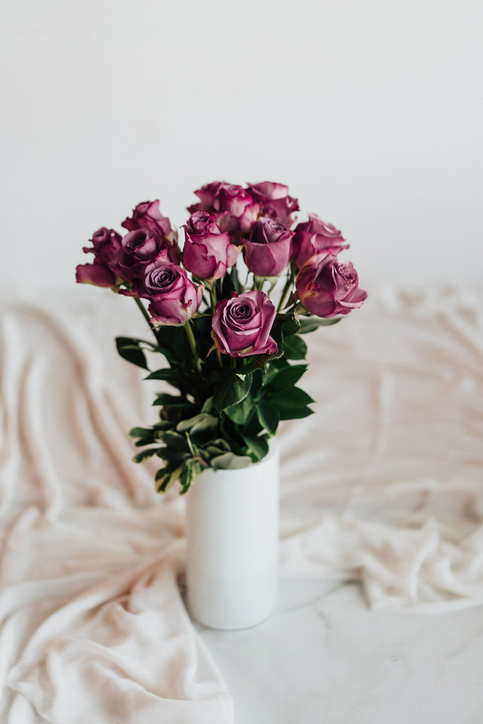 Bouquet de roses mauves classiques offert avec ou sans vase